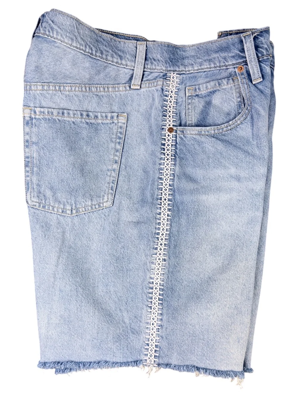 Old Navy Mid-Rise Baggy Denim Bermuda Shorts Size 8 Light Wash 9” Inseam Raw Hem